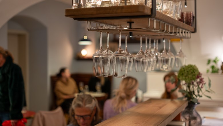 Hier sitzt man zusammen: Perfekt für kleine Feiern, Apéro-Events und gesellige Bistro-Abende auf französische Art., © La Marchande @Lily Hier sitzt man zusammen: Perfekt für kleine Feiern, Apéro-Events und gesellige Bistro-Abende auf französische Art., © La Marchande @Lily