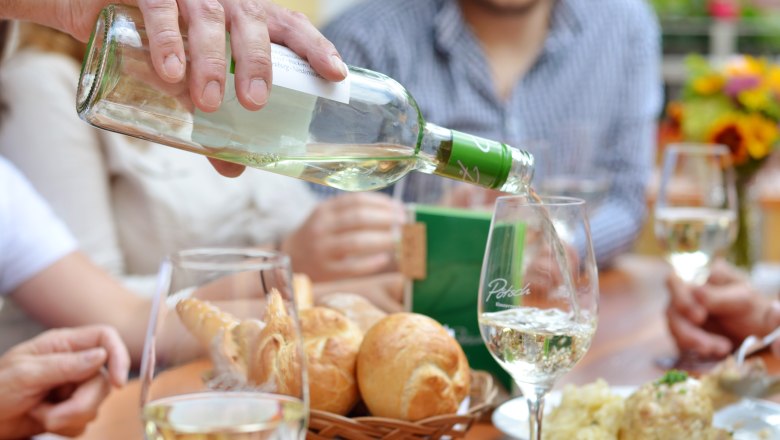 Winegrowing Buschenschank (typical tavern) VINOtake, © Uschi Oswald Winegrowing Buschenschank (typical tavern) VINOtake, © Uschi Oswald