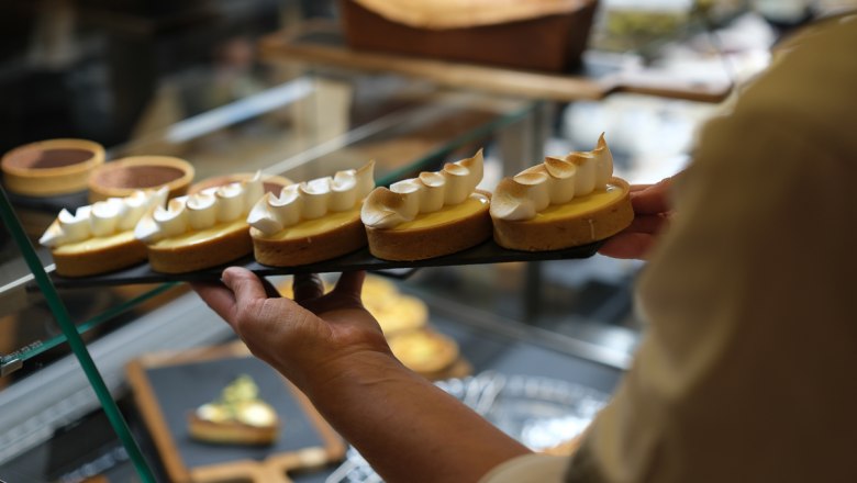 Eclairs, Tartelettes & Madeleines – die süße Seite Frankreichs direkt an der Theke. Perfekt zu Café crème oder als Dessert nach dem Lunch., © La Marchande @Lily Eclairs, Tartelettes & Madeleines – die süße Seite Frankreichs direkt an der Theke. Perfekt zu Café crème oder als Dessert nach dem Lunch., © La Marchande @Lily