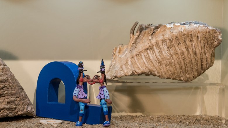 Mammutzahn und Museumsmaskottchen Momo Historica, &copy; @ Wolfgang Gonaus