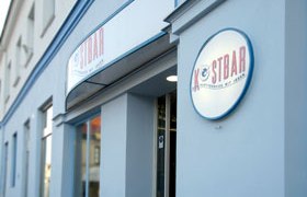 Außenansicht eines Gebäudes mit dem Schild 'Kostbar'.