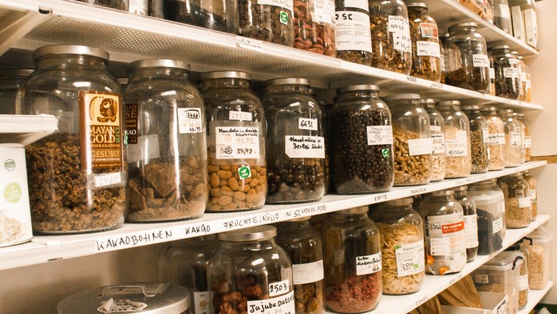 Bio Trockenfr&uuml;chte und N&uuml;sse zum Abf&uuml;llen, &copy; Kredenz.me